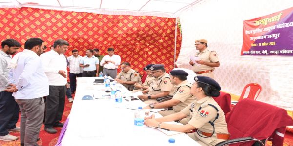 पुलिस कमिश्नर ने चौमूं थाने में परिवादियों की समस्या सुन किया निस्तारण