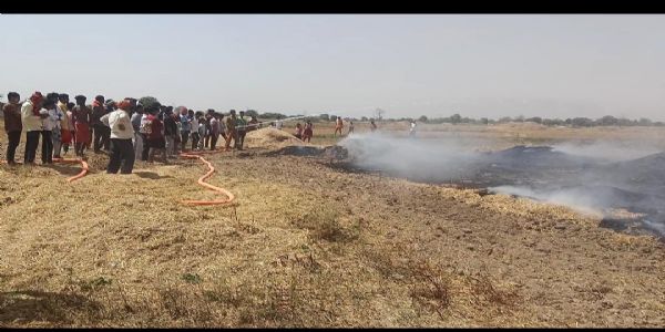 मीरजापुर में आग से 18 बीघा गेहूं की फसल जली