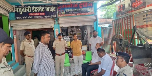 अवैध आधार सेंटर के खिलाफ एसडीएम की छापेमारी, दो दुकानें सील, इलाके में हड़कंप