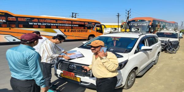 उज्जैन में आरटीओ ने की  बसों की चेकिंग, नियम विरुद्ध संचालन पर कार्रवाई