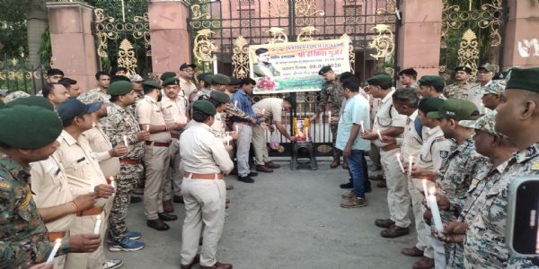 मुरैनाः कैंडल मार्च निकालकर दिवंगत आरक्षक हरिकेश गुर्जर को दी श्रद्धांजलि