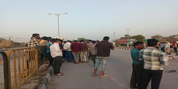 ट्रक की चपेट में आये बाइक सवार युवक की मौत