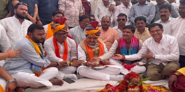 आगरमालवाः मंत्री विजयवर्गीय एवं चौहान ने सड़क निर्माण कार्य का किया भूमि पूजन