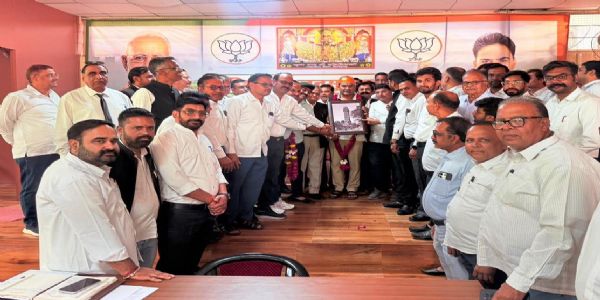 विकास कार्यों के लिए अधिवक्ताओं ने किया विधायक का अभिनंदन