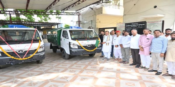कचरा संग्रहण व्यवस्था को बेहतर बनाने के लिए मिली दो नई गाड़ियां