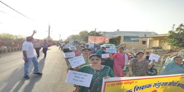 शिवपुरीः टीईटी के विरोध में शिक्षकों का प्रदर्शन, करैरा में निकाली रैली