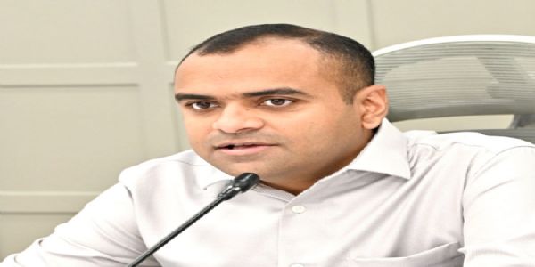 डीएम मयूर दीक्षित की अपील: जनगणना के लिए पोर्टल पर करें गणना