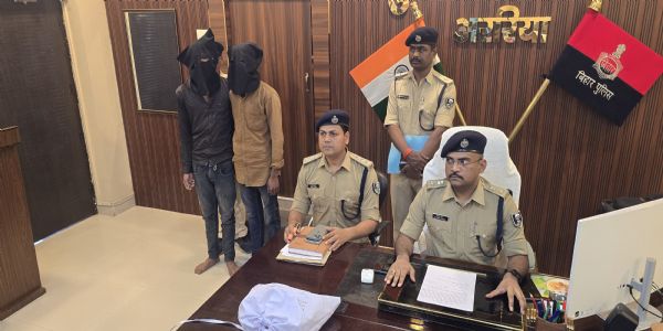 भीखा में हुए लूटकांड मामले में दो गिरफ्तार,बाइक,मोबाइल और नगद राशि बरामद