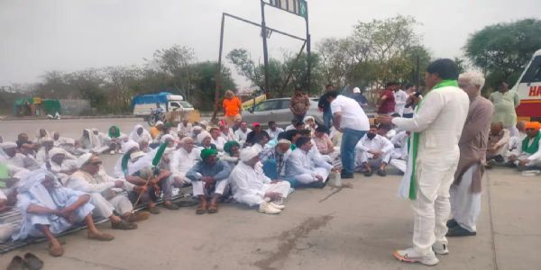 पानीपत: सरकार की नीतियों के खिलाफ किसानों ने टोल प्लाजा पर दिया धरना