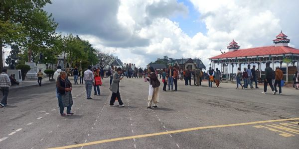 हिमाचल में अप्रैल में भी ठंड, पहाड़ों पर हल्की बर्फबारी, पांच जिलों में अलर्ट