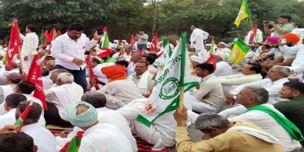 हिसार : किसानों ने चार घंटे तक जाम किया टोल, बड़े आंदोलन की चेतावनी