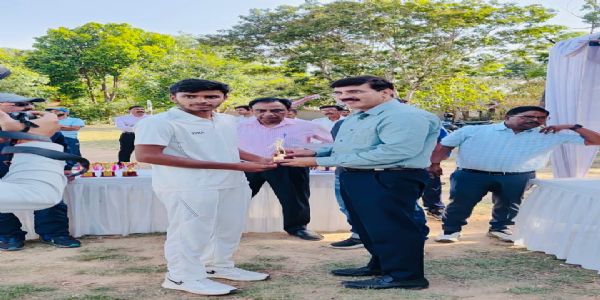 आरडीसीए अंडर-16 टूर्नामेंट में ज़ेयाउल हक़ बने बेस्ट बॉलर, शानदार प्रदर्शन पर सम्मानित