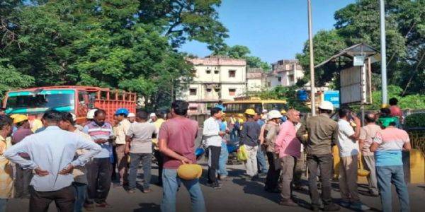 युवती पर हमले के विरोध में प्रदर्शन कर आरोपिताें की गिरफ्तारी की मांग