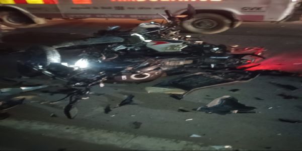 दो बाइकों की सीधी टक्कर में तीन युवकों की मौत, दो घायल