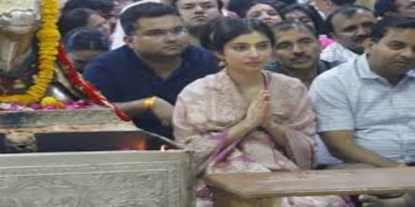 महाकाल मंदिर पहुंचीं अभिनेत्री सारा अर्जुन, मां के जन्मदिन पर लिया आशीर्वाद, भस्म आरती में हुईं शामिल