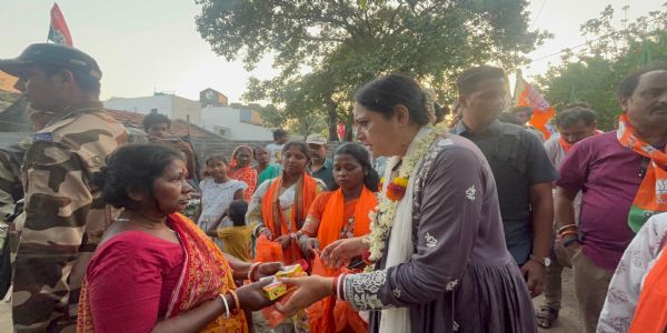 अग्निमित्र पाल ने महिलाओं को सिंदूर, बिंदी और आलता भेंट देखकर अनोखा प्रचार किया