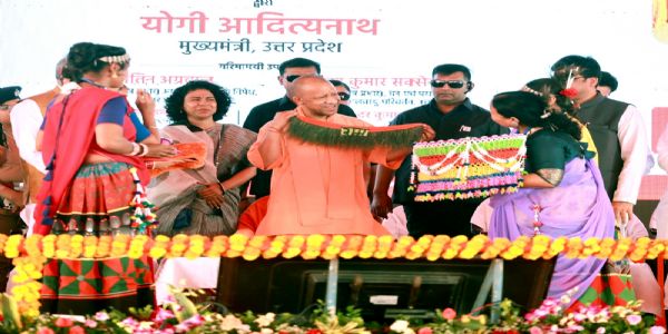 थारू समाज के लोगों पर दर्ज मुकदमे वापस लेगी सरकारः मुख्यमंत्री