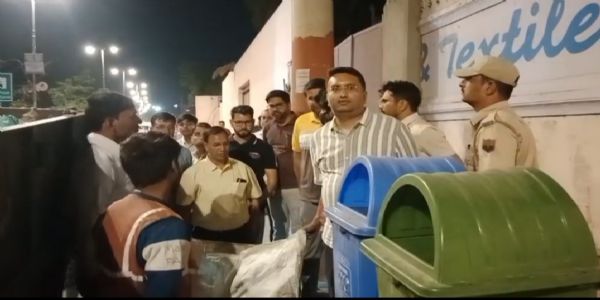 सफाई व्यवस्था पर निगम आयुक्त सख्त: रात्रि में 10 किलोमीटर पैदल किया निरीक्षण
