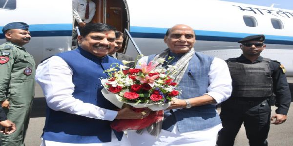 मप्रः मुख्यमंत्री डॉ. यादव ने की रक्षा मंत्री राजनाथ सिंह की आत्मीय अगवानी मप्रः मुख्यमंत्री डॉ. यादव ने की रक्षा मंत्री राजनाथ सिंह की आत्मीय अगवानी