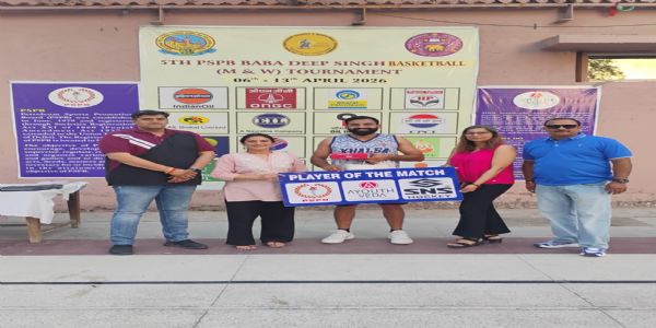 खालसा एलुमनी के मुकेश प्लेयर ऑफ द मैच का पुरस्कार प्राप्त करते हुए।