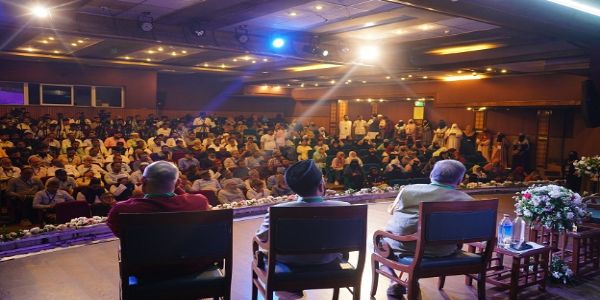 इंडिया हिस्ट्री फोरम के तत्वावधान में इंडिया इस्लामिक कल्चरल सेंटर में भारत के इतिहास, समाज और सभ्यता के विकास में मुसलमानों की भूमिका पर आयोजित सम्मेलन को संबोधित करते शशि थरूर। इंडिया हिस्ट्री फोरम के तत्वावधान में इंडिया इस्लामिक कल्चरल सेंटर में भारत के इतिहास, समाज और सभ्यता के विकास में मुसलमानों की भूमिका पर आयोजित सम्मेलन को संबोधित करते शशि थरूर।