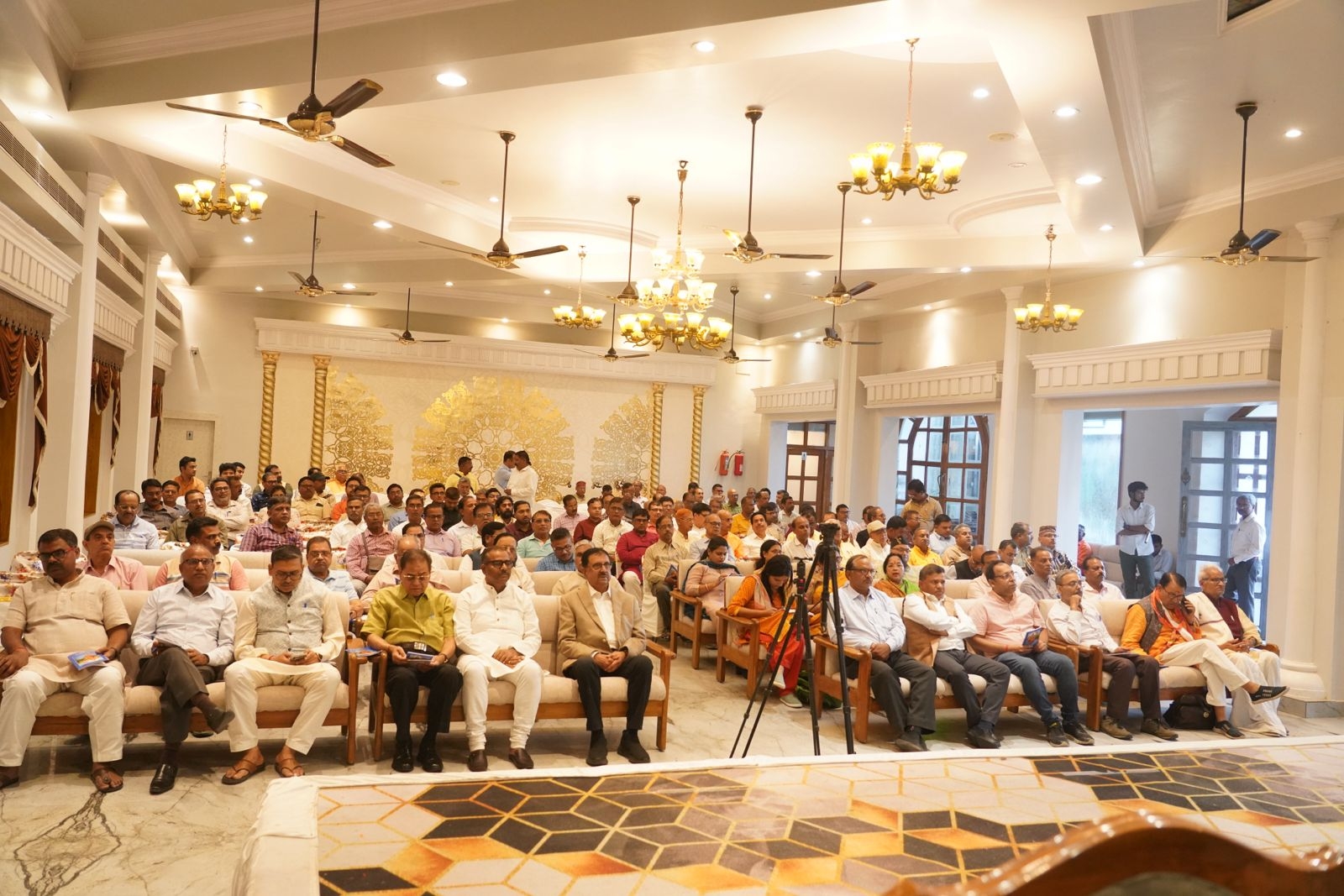 कार्यक्रम में मौजूद लोग कार्यक्रम में मौजूद लोग