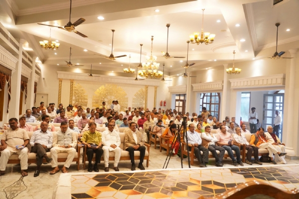 कार्यक्रम में  मौजूद लोग