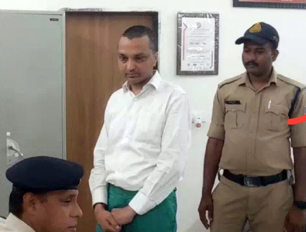 पुलिस थाने में फर्जी युवक