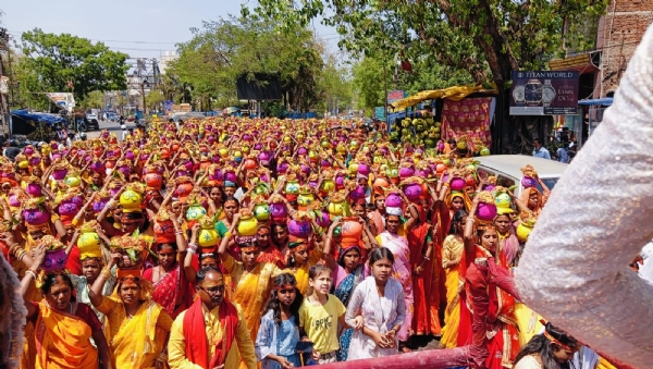 कलश यात्रा में शामिल लोग कलश यात्रा में शामिल लोग