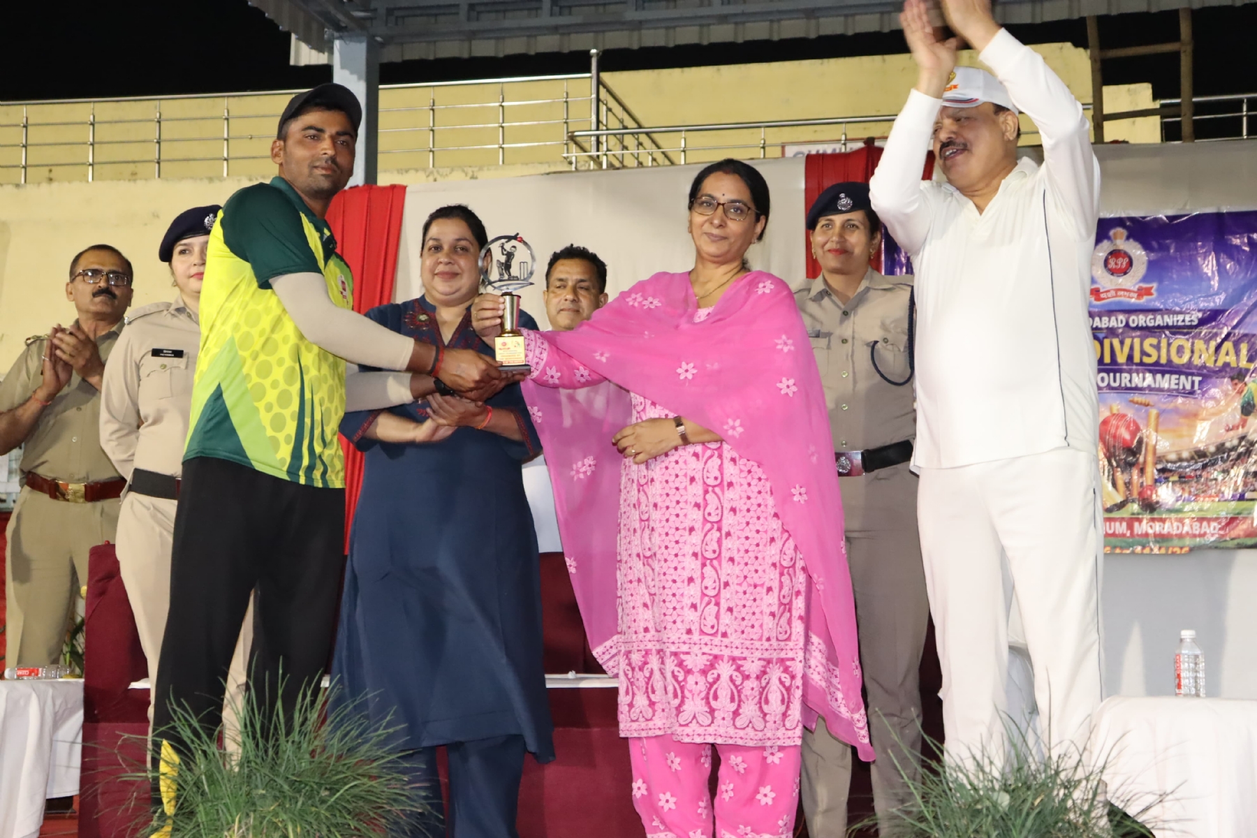 अंतर मंडलीय क्रिकेट प्रतियोगिता जीतने पर मुरादाबाद रेल मंडल की टीम के साथ डीआरएम। अंतर मंडलीय क्रिकेट प्रतियोगिता जीतने पर मुरादाबाद रेल मंडल की टीम के साथ डीआरएम।