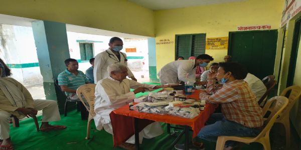 देवरिया में सेवा भारती ने किया निःशुल्क स्वास्थ्य शिविर का आयोजन, सैकड़ों मरीजों ने उठाया लाभ