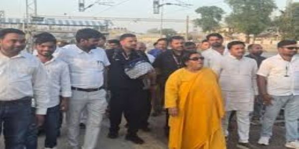 पूर्व मुख्यमंत्री उमा भारती को चलती ट्रेन पर चढ़ना पड़ा, झांसी स्टेशन पर समय से पहले रवाना हुई ट्रेन, रेल मंत्री से की शिकायत