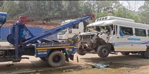 जागीरोड में ट्रक ने ट्रेवेलर काे मारी टक्कर, 24 यात्री घायल