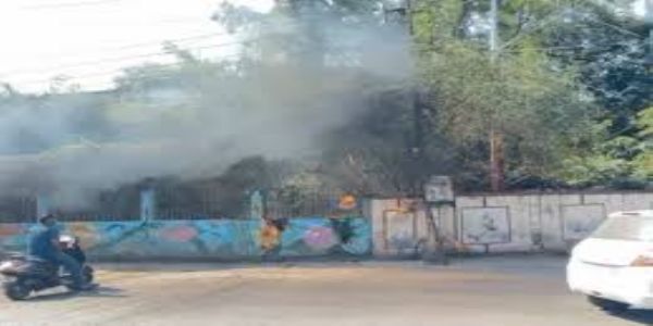 इंदौर के पुराने पुलिस कंट्रोल रूम परिसर में ट्रांसफॉर्मर शॉर्ट सर्किट से लगी आग, मची अफरा-तफरी