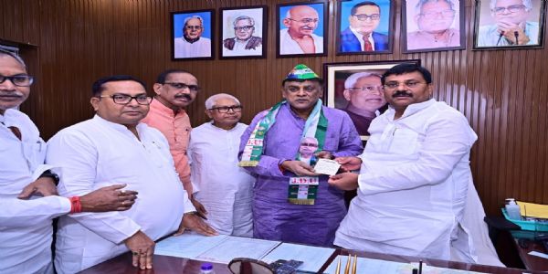 पूर्व एमएलसी डाॅ. अजय कुमार सिंह ने थामा जदयू का दामन