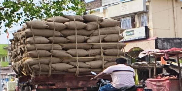 ओवरलोडिंग से बढ़ा खतरा, सड़कों पर नियमों की अनदेखी