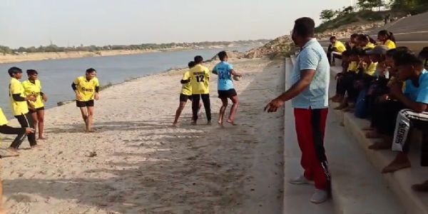 वाराणसी में पहली बार गंगा की रेती पर खेला गया महिला हैंडबॉल ट्रायल मैच
