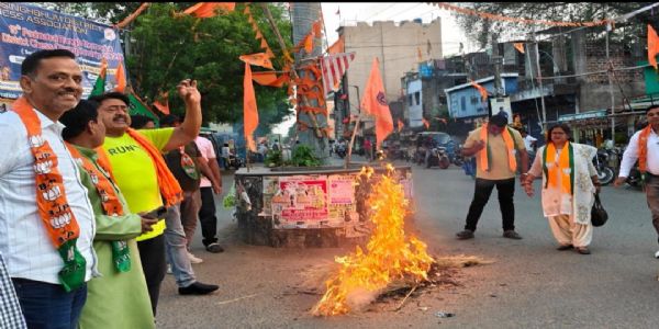 पश्चिमी सिंहभूम में भाजपा ने मुख्यमंत्री का पुतला दहन किया