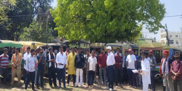 ऑटो चालकों की बैठक में किराया तय करने पर फैसला टला