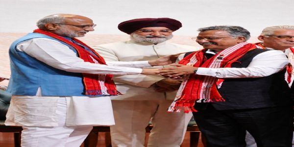 उपराष्ट्रपति ने यूकॉस्ट के महानिदेशक प्रो. दुर्गेश पंत को किया सम्मानित