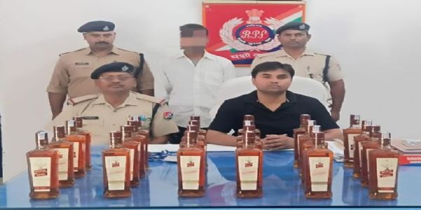 ट्रेन में शराब तस्करी करते युवक गिरफ्तार, 18 लीटर अंग्रेजी शराब बरामद