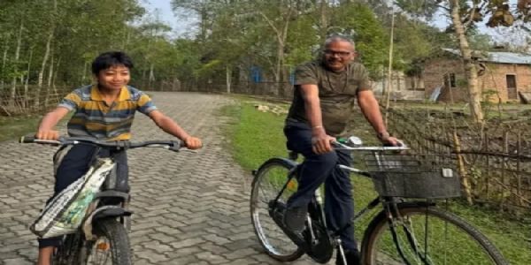 प्रचार के दौरान बच्चाें के किया वादा भाजपा विधायक मृणाल सैकिया ने किया पूरा, 13 बच्चों काे बांटी साइकिलें