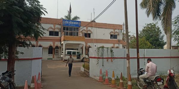 माेटरसाइकिल पेड़ से टकराई, एक की मौत, तीन नाबालिग घायल