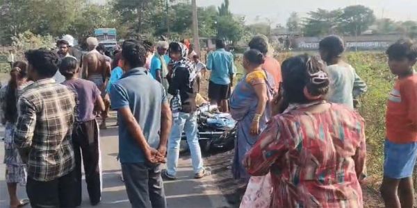 तेज रफ्तार ट्रेलर ने माेटरसाइकिल काे मारी टक्कर, दाे की माैत एक गंभीर घायल