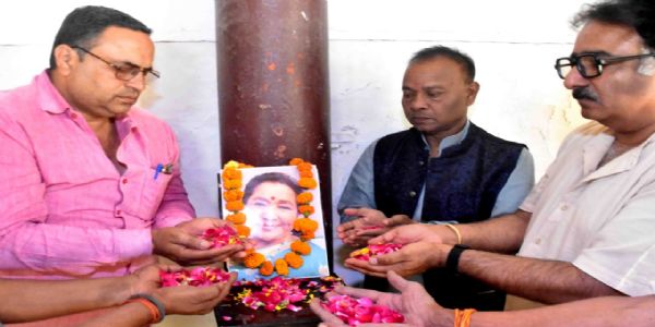 आशा भोसले थी उच्च कोटि की गायिका : पवन श्रीवास्तव