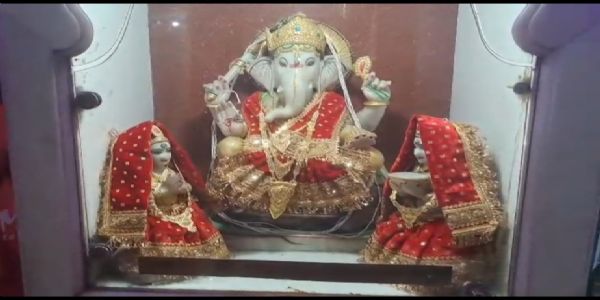 पत्नी बच्चे के साथ दर्शन करने गए चोर ने मंदिर से पार किये चांदी के 07 मुकुट, घटना सीसीटीवी में कैद