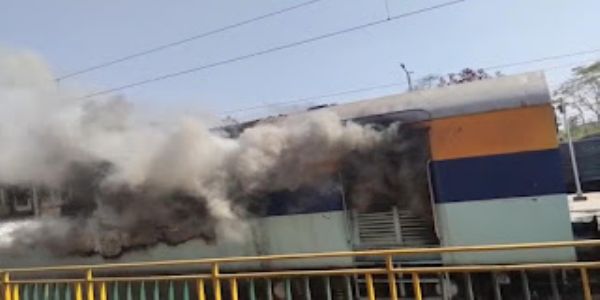 शहडोल: ब्यौहारी स्टेशन साइडिंग में खड़ी ट्रेन की बोगी जली धूं-धूं कर, दमकल-पुलिस ने संभाला मोर्चा