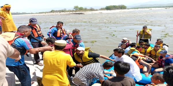 सप्तऋर्षि घाट पर गंगा में फंसे 15 लोग, रेस्क्यू