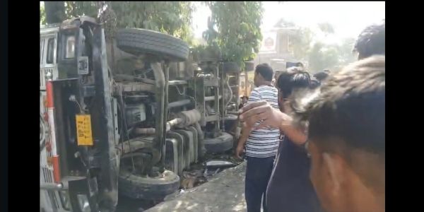काेयले से भरा ट्रक बेकाबू होकर दुकान पर पलटा, दाे की माैत