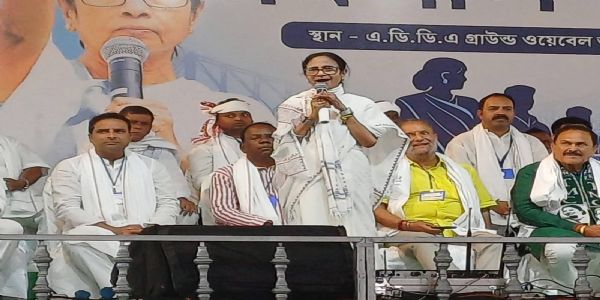 आसनसोल : जनसभा में गरजी मुख्यमंत्री ममता बनर्जी, केंद्र सरकार पर साधा निशाना